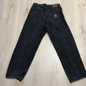 Svarta jeans från Sweet Skate  - Svarta jeans från Sweet Skate jumbo med broderad stjärna och logga på bakfickan. Dom är väldigt snygga men inte riktigt min stil, hör av er för mer frågor och lägg gärna prisförslag 