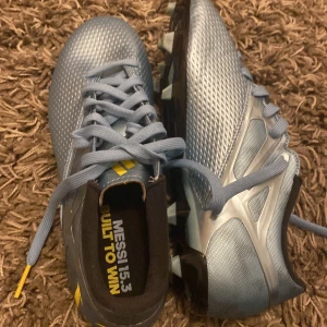 Fotbollsskor Messi - Messi fotbollsskor adidas, storlek 40,5 Pris kan diskuteras☺️