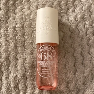 Sol de Janeiro Brazilian Crush 68 - Säljer en Bobby mist från Sol de Janeiro. Innehåller 90 ml. Perfekt för dig som gillar fräscha, tropiska dofter. Andvänt en del av därför priset är så bra.💞men säljer pågrund av att jag tröttnat på doften. 🩷 orginal pris 300 kr🩷