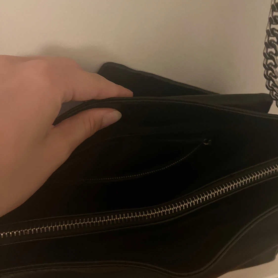 Svart axelväska med kedjerem - 4