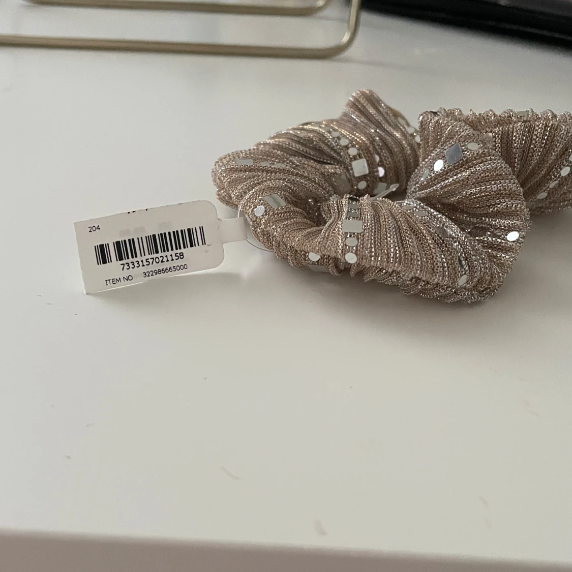 Glittrig beige scrunchie från Glitter - 2