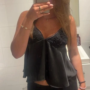 Svart satin-linnetopp med spets - Supersnygg svart topp i satin från Zara🩷Endast använd en gång