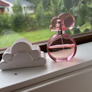 Parfym ariana grande  - Parfym från ariana grande, nyskick så är den 30ml men du ser på bild hur mkt som är kvar. Köptes för 2 månader sen