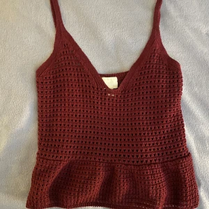 Linne - Vinröd virkat linne med volang