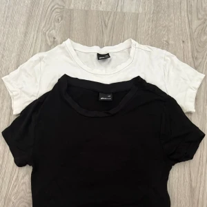 2st basic t-shirts soft touch från gina tricot - två klassiska basic t-shirts från gina tricot i svart och vitt.