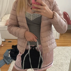 Svart virkad Stella inspirerad väska🫰😘 - Jättesnygg virkad väska som inte kommer till användning🩷den är liten men får plats med mycket💖inga defekter och inga hål💘den är nästan inte använd något✌️köpt här på plick!