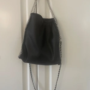 Svart väska - Säljer denna nästan oanvända väska ifrån Gina som inte säljs längre. Nypris 329🩷