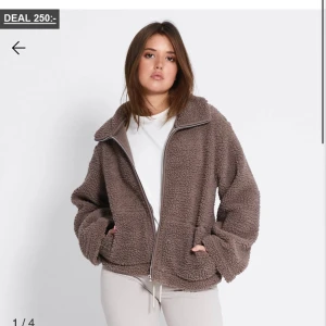 Brun teddyjacka med dragkedja - Mysig brun teddyjacka med dragkedja framtill och stora fickor. Från lager 157! Skriv för fler bilder💞