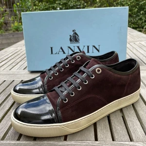 Lanvin skor  - Hej! Säljer nu dessa sjukt snygga Lanvin skor. Skorna är i toppskick! Vi rekommenderar att gå ner en storlek. Har ett begränsat antal boxar och dustbag! Hör gärna av dig vid frågor 