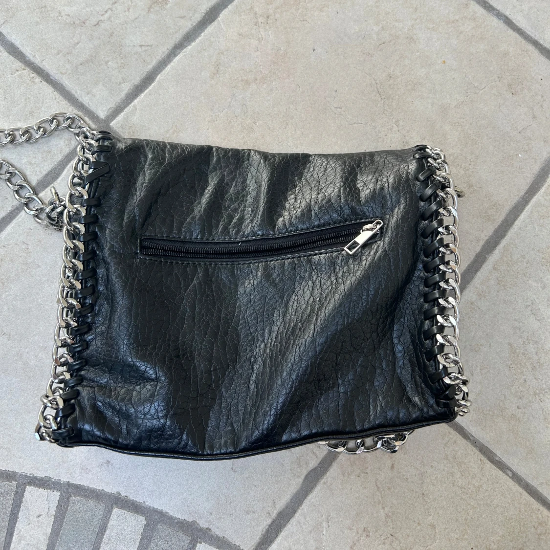 Svart axelväska med kedja från Tiamo - 2