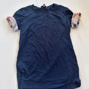Äkta burberry t-shirt - Supersnygg burberry t-shirt i storlek s! Använd men i bra skick behöver bara strykas lite! 😙