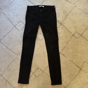 Svarta slimfit jeans Abercrombie & Fitch - Svarta slimfit jeans från Abercrombie & Fitch med klassisk stil och snygga bakfickor. Jeansen har smal passform och är i en mer stretchig denim. Nästan aldrig använda och inga defekter. Nypris cirka 600kr, hör av er vid funderingar! 