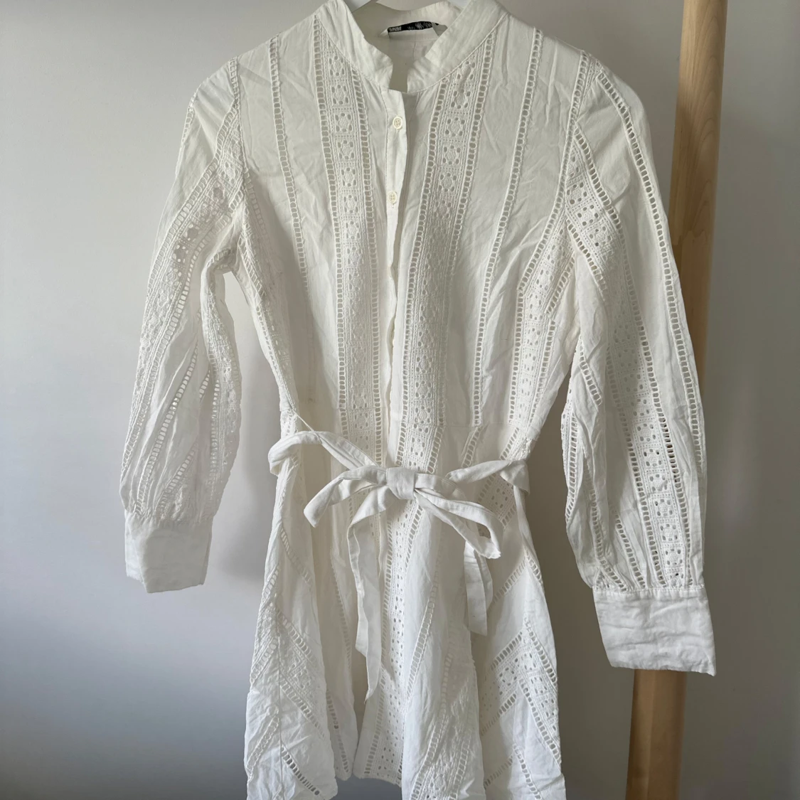 Vit broderad kortklänning med knyt - 1