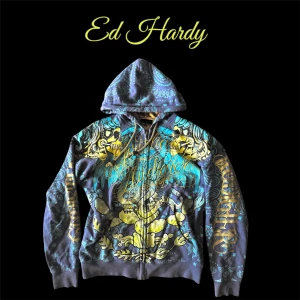 Ed hardy (Christian Audigier) Rhinestone hoodie - En fin unisex-stil Christian audigier zip-up hoodie med rhinestones på baksidan. Den har storlek S men kan fungera som M också. Pris kan diskuteras