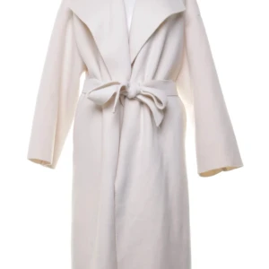 Beige kappa med bälte och bred krage - Snygg beige kappa med bred krage och knytbälte i midjan. Från biancas kollektion med Nelly.