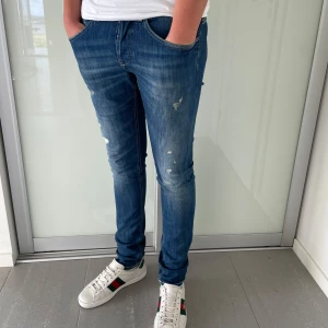 Dondup George Jeans  - Säljer nu dessa sjukt snygga Dondup George Jeans i storlek 32 med super snygga slitningar i design, skriv för fler bilder/frågor🙌🏼