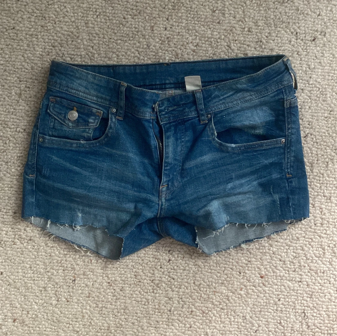 Två par jeansshorts, svart & blå lågmidjade  - 2