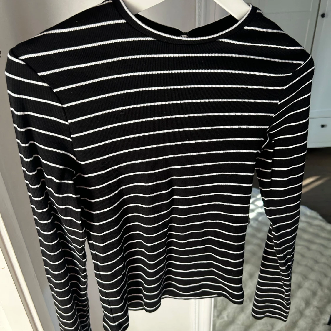 Svartvit randig långärmad tröja - 2