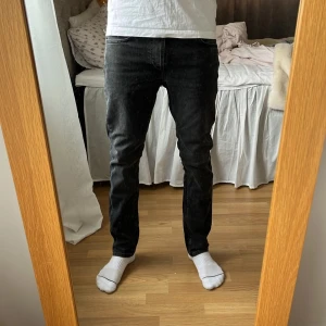 Gråa nudie jeans i modellen Lean Dean - Säljer ett par gråa nudie jeans i modellen Lean Dean! Endast använda fåtal gånger och mycket bra skick, tvättade en gång! Nypris runt 1400kr, säljer dem för 700kr!🙌🏻priset går att förhandlas.