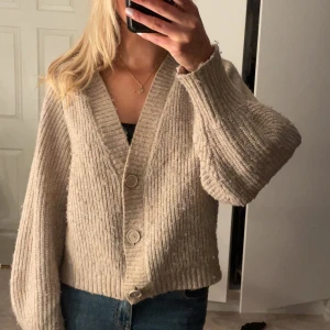 Beige stickad kofta med knappar - Supermysig beige stickad kofta; perfekt inför hösten🍁