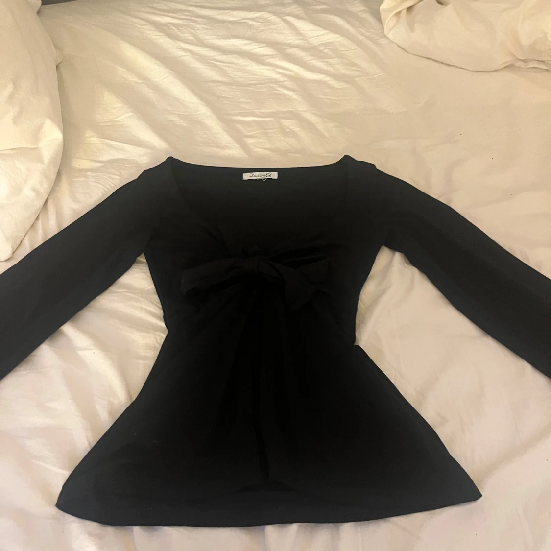 Svart långärmad topp med knyt från Design by Si