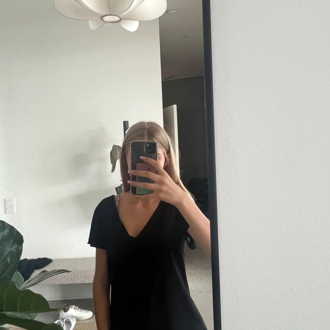 Svart blus med v-ringning - 1