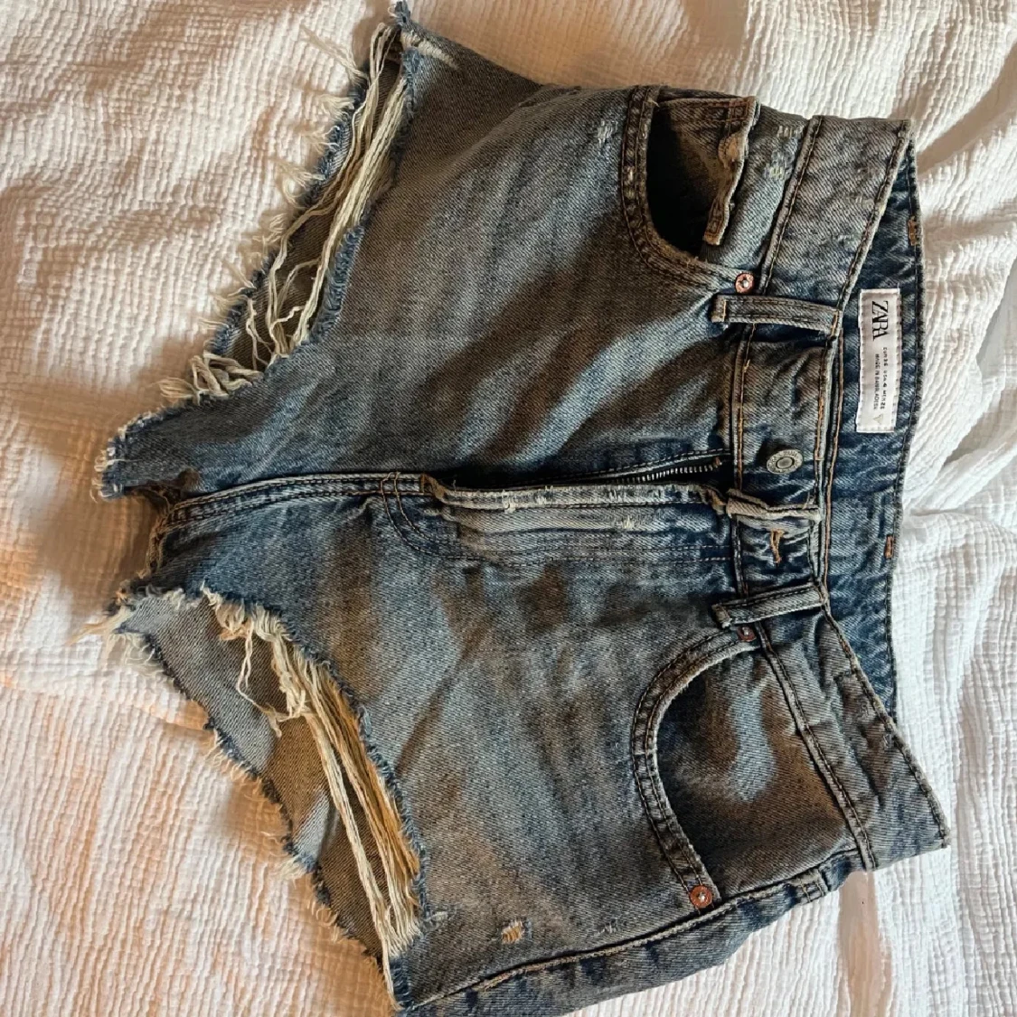 Blå jeansshorts med fransar från Zara