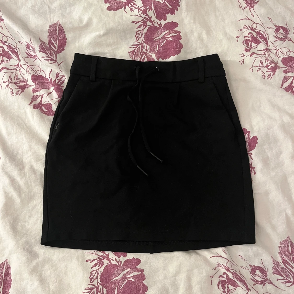 Svart kortkjol från ONLY