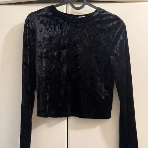 Svart tröja  - En svart tröja från H&M i stl S som är i väldigt bra skick säljs för 50 kr.
