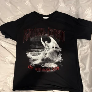 Svart t-shirt Emotional Inferno Weekday - Svart t-shirt från Weekday med trycket 'Emotional Inferno'. Mycket hra skick använts 1 gång