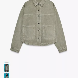 Jeansjacka med stora fickor - Snygg beige jeansjacka med oversized passform och stora framfickor. Jackan har klassisk krage, knäppning med knappar framtill och långa ärmar. Perfekt att slänga över en hoodie eller t-shirt för en chill look.