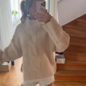 Beige stickad tröja med flätmönster - Super snygg tröja från zara som är helt slutsåld i alla storlekar❣️❣️