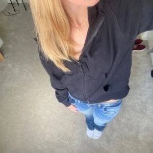 Svart hoodie med dragkedja - Storlek S väldigt bra skick ingen tecken på nån användning. Säljer pågrund av den inte kommer till användning. 💕💕Skriv om ni undrar nått.