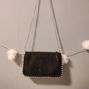 Svart väska Zara - Svart axelväska från Zara 💕 Mycket bra skick, endast använd 7-8 ggr🫶🏻. Kan gå ner i pris, skriv gärna 🥰