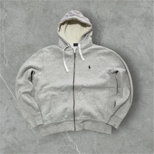 Polo Ralph Lauren Zip Hoodie - Polo Ralph Lauren i storlek L, väldigt fint skick. Dm för frågor eller fler bilder!✌️