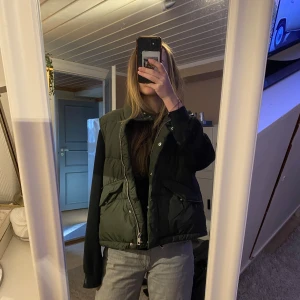 Grön dunväst - Snygg grön dunväst med dragkedja och knappar. Använd Max 2 gånger🫶🏼.