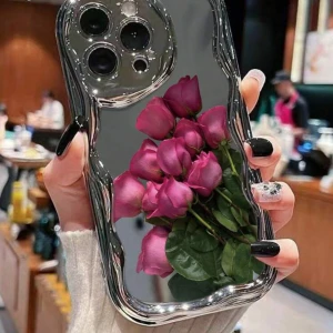 Iphone 14 promax skal - Snygg silvermobil med blommönster. Perfekt för att ha en telefon med ett unikt och slående utseende.