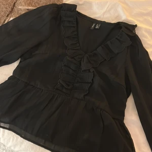 Fin blus - Säljer denna fina blusen! Köpt för typ ett år sedan men har knappt andvänt den! Kom privat för fler bilder❤️