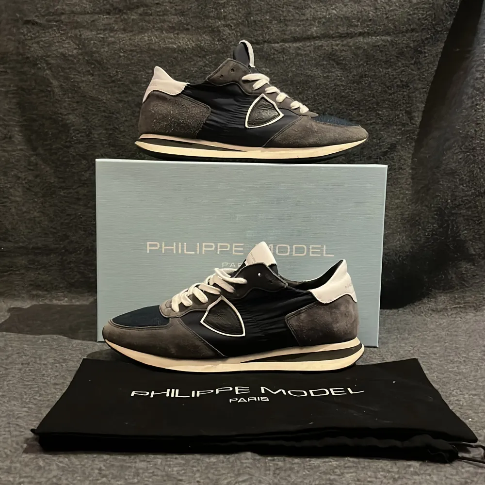 Phillips model Trainers/ Blåa och vita/ Stlk 41 men passar 42/ Skick 8/10 väldigt väl omhändertagande skor/ skriv för mer info/ . Kengät.