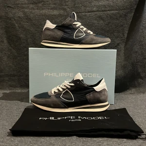 Philippe Model trainers  - Phillips model Trainers/ Blåa och vita/ Stlk 41 men passar 42/ Skick 8/10 väldigt väl omhändertagande skor/ skriv för mer info/ 