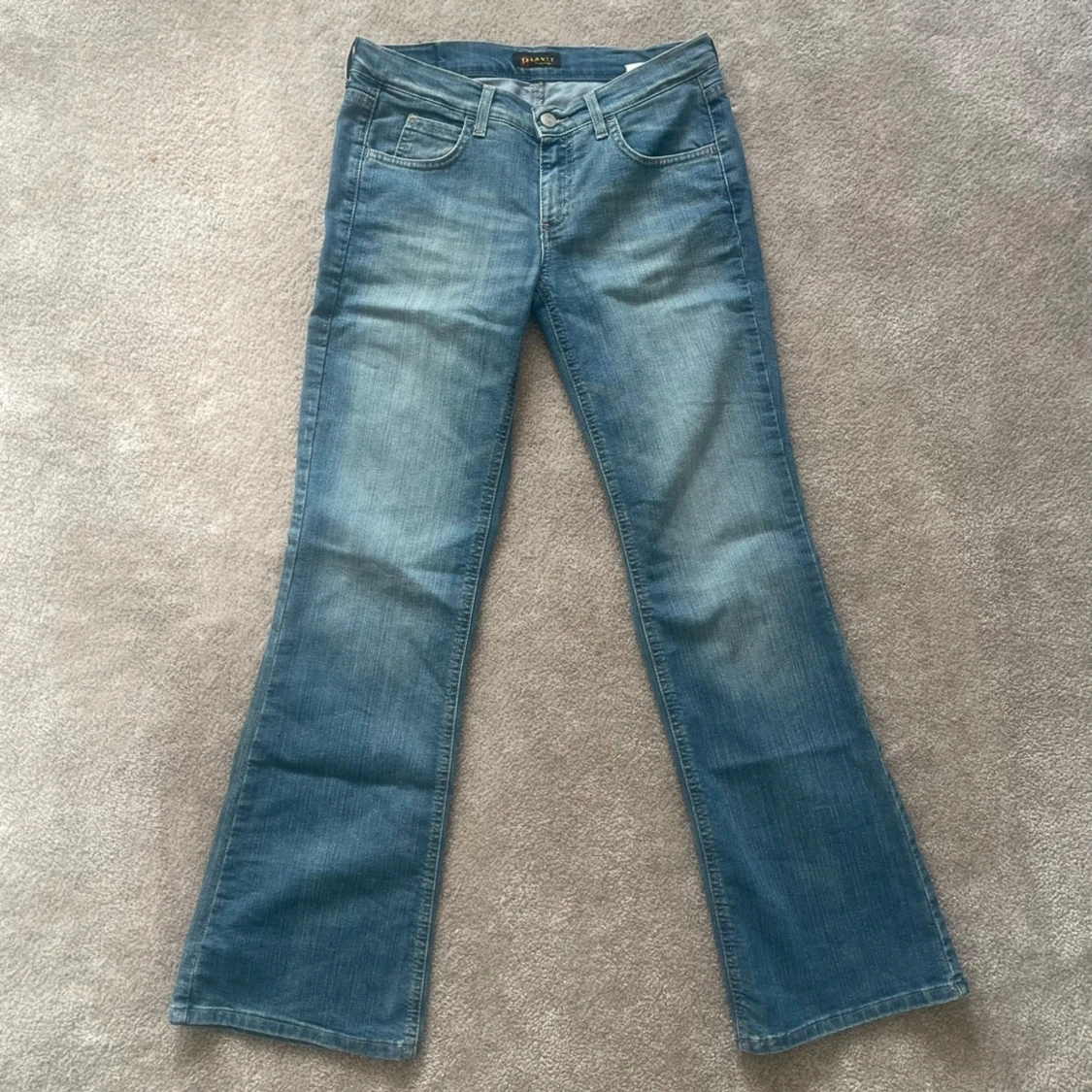 Lågmidjade ljusblå Planet jeans