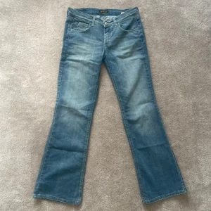 Lågmidjade ljusblå Planet jeans - Lågmidjade planet jeans i storlek 28/32. Dem är betydligt mer lågmidjade på, än vad dem ser ut att vara på bilden🌸Midjemått: 39 cm tvärs över Innerbenslängden: 77cm Grenhöjd: 19cm