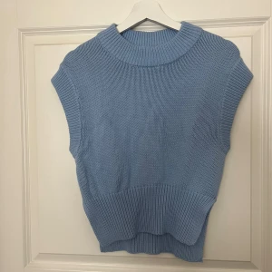 Stickad tröja - Säljer denna fina stickade tröja från Gina Tricot i storlek S i en jättevacker blå färg. Aldrig använd av mig. 100 % bomull. Hör gärna av er för fler bilder eller frågor. Priset kan diskuteras. 