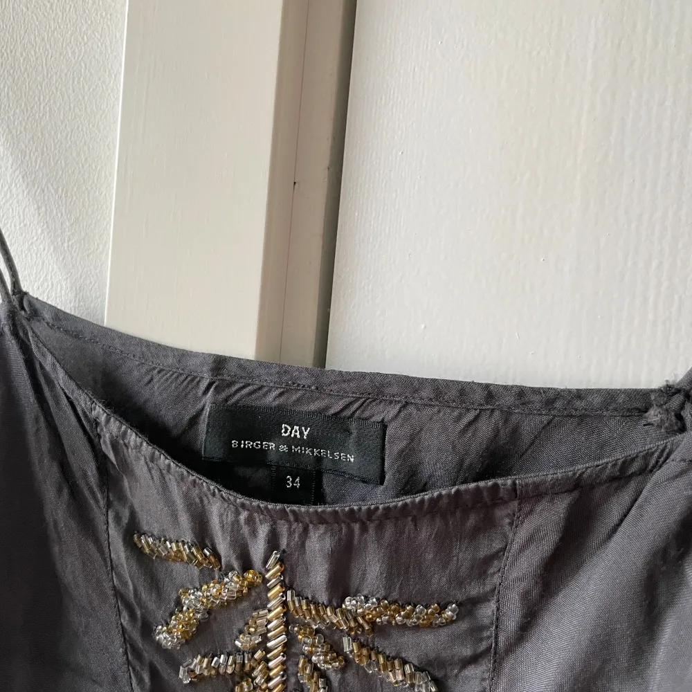 Så fin satinklänning från DAY Birger&Mikkelsen i strl 34/xs. Jättefint skick men behöver strykas!. Mekot.