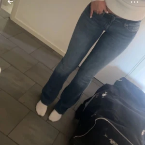 Blå bootcut jeans - Snygga blå lågmidjade bootcut jeans från vero Moda i strl M/34 som passar mig som är 175 ❤️första bilden är lånad!!