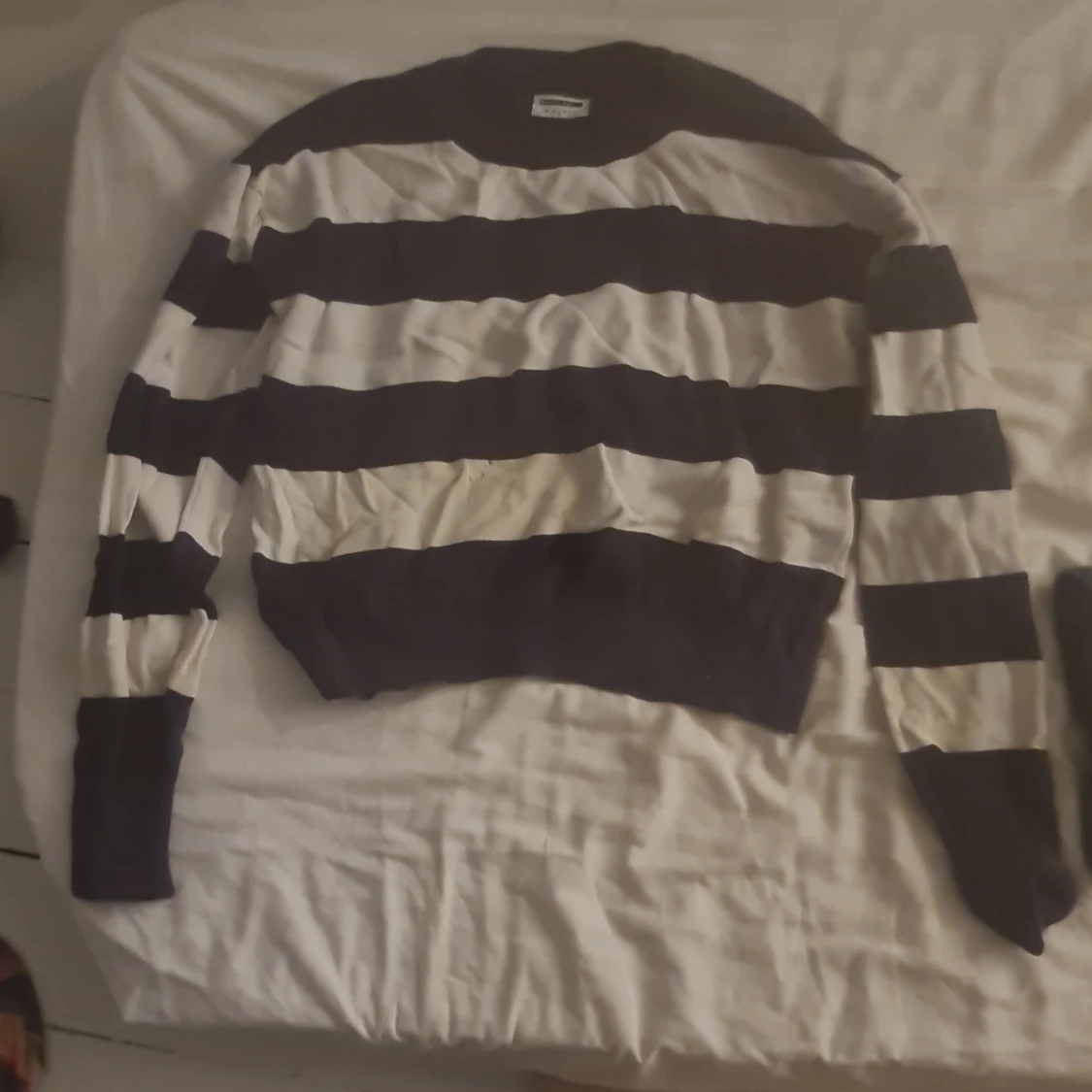 Randig tröja i blått och vitt