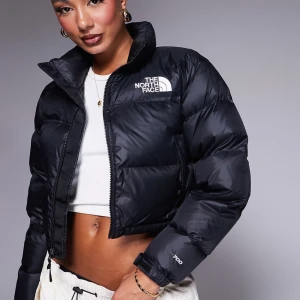 Svart pufferjacka från The North Face - Säljer denna super snyggga jacka från the north face. Köpt nydligen och är perfekt til våren och vintern.