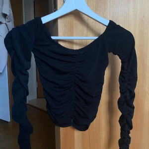Svart ribbad topp  - Säljer denna fina ribbade toppen. Syns inte på bilden men den är svart skimrande🥰