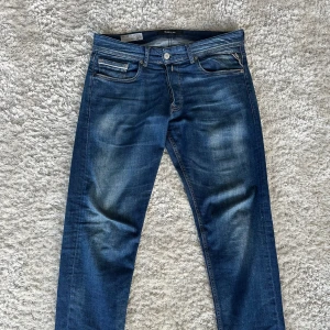 Replay Grover jeans - Schyssta mörkblå replay jeans i modellen grover, straight leg. Lite använda men fortfarande i dunder skick! Storlek W32 L30, skriv vid frågor och funderingar 🤗