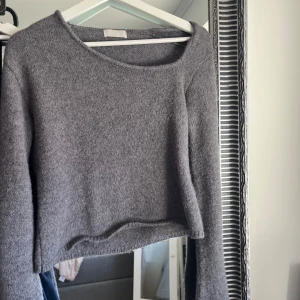 Grå stickad tröja - Säljer en mysig grå stickad tröja. Tröjan har en snedskuren ringning. Eftertraktad trendig tröja från LeGer. Passar till allt. Storlek står inte men jag är en xs/s och den passar mig.